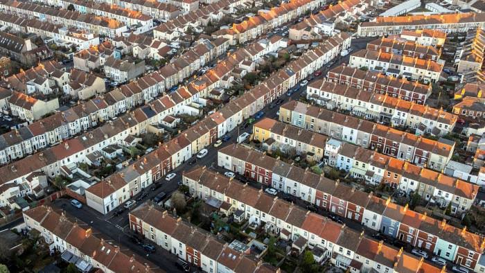 Harga Rumah di Inggris Diprediksi Bakal Anjlok Hingga 15 Persen