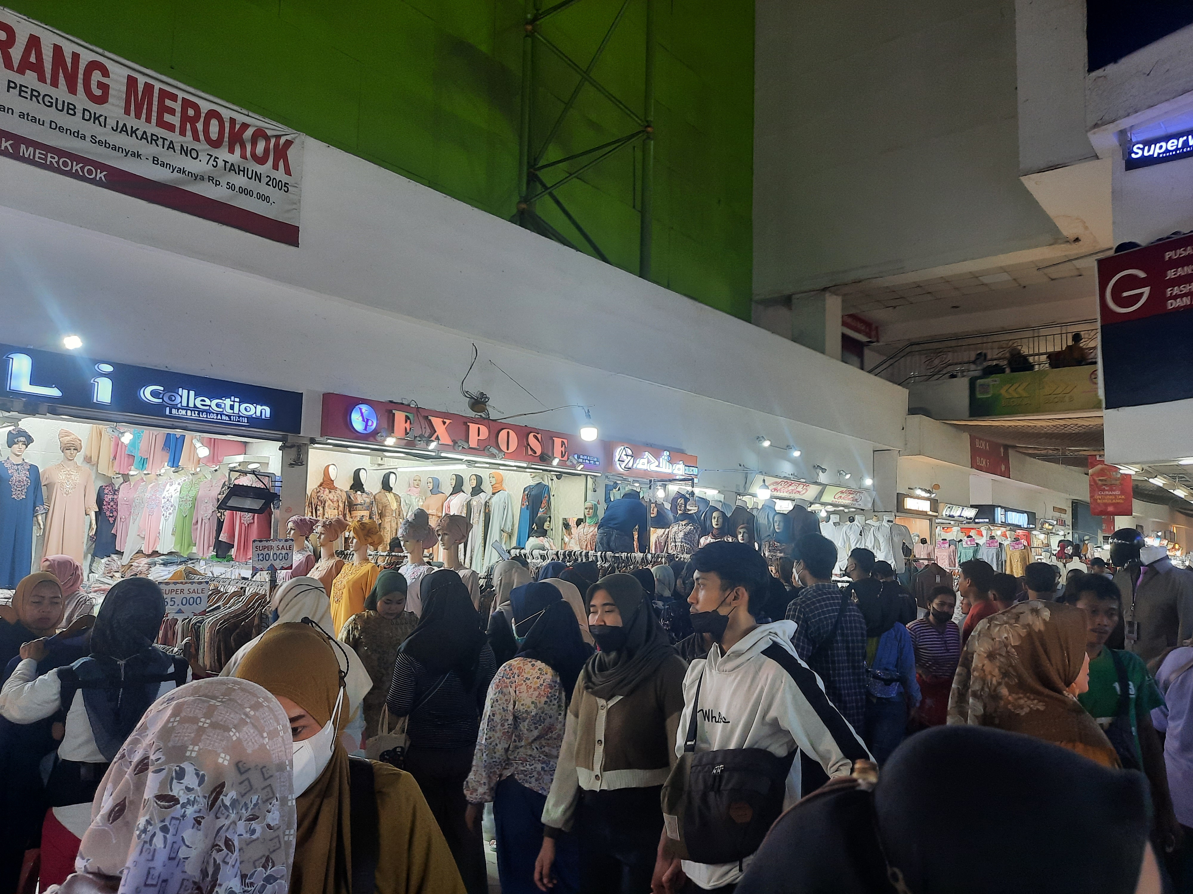 Pasar Tanah Abang Mulai Diserbu Pembeli buat Lebaran