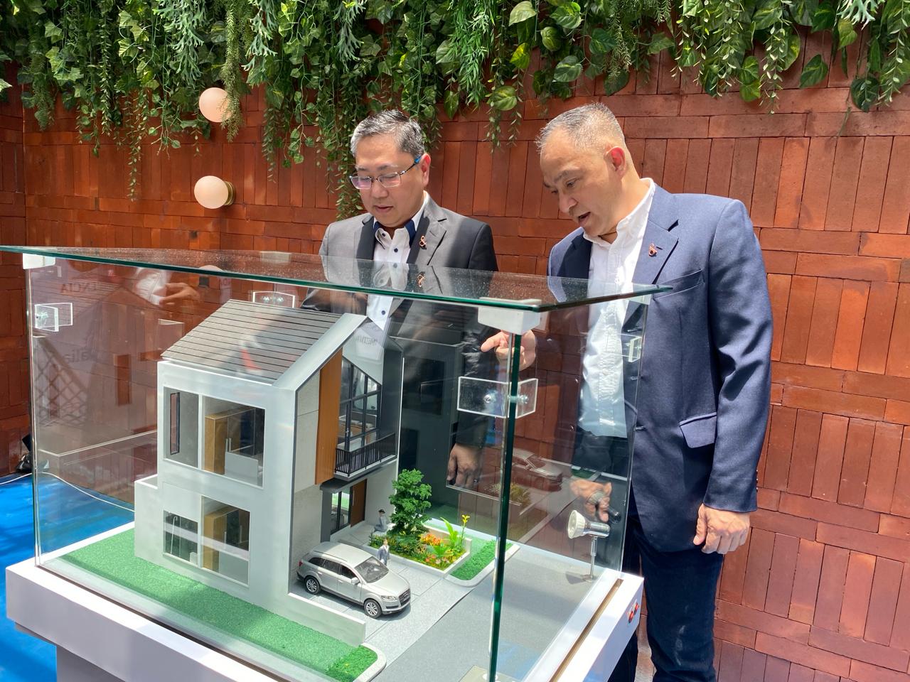 Chief Executive Officer Alim Gunadi (kiri) dan Chief Marketing Officer Binsar Pandiangan (kanan) di depan salah satu maket rumah lansiran Damai Putra Group, Senin (09/03).